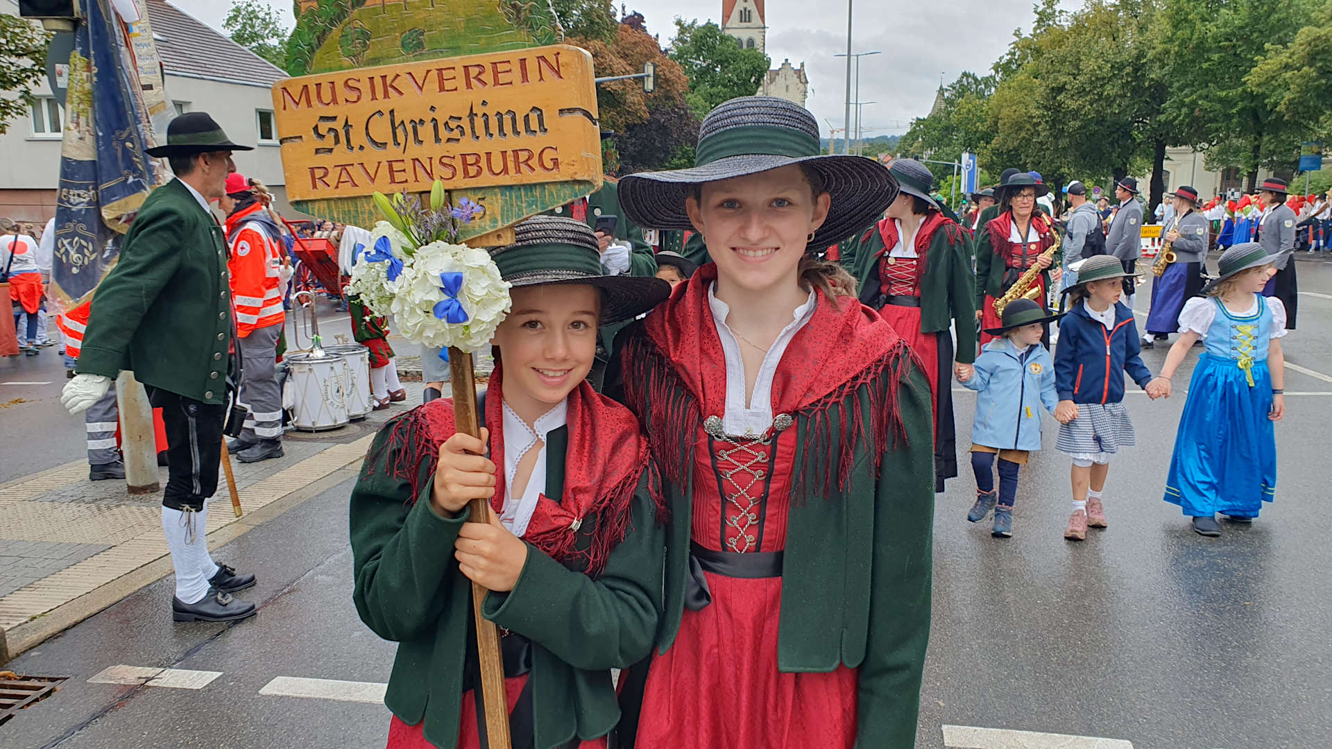 unsere Damnen voraus mit Täfele
